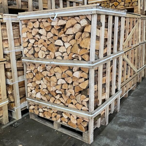 Kiln Dried BEECH Logs Crate Size - 118cms x 105cms x 160cms (external) Loose Volume - 2.7m3 Stacked Volume - 1.6m3 Packed 4 ROWS WIDE Logs are maximum length approx 25cms length & a mixture of 6-15cms approx width, which should fit most stoves Moisture content 10-20% on average less than 15%